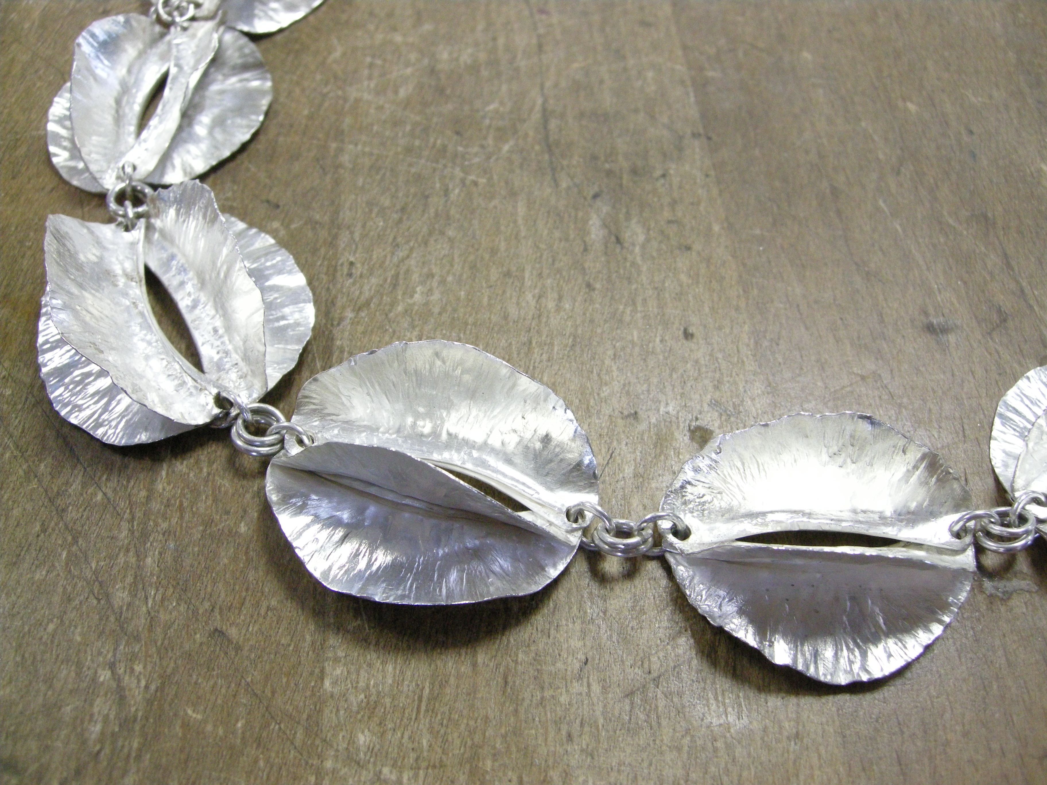 Ausschnitt von einem Halsschmuck in Silber einer Teilnehmerin 