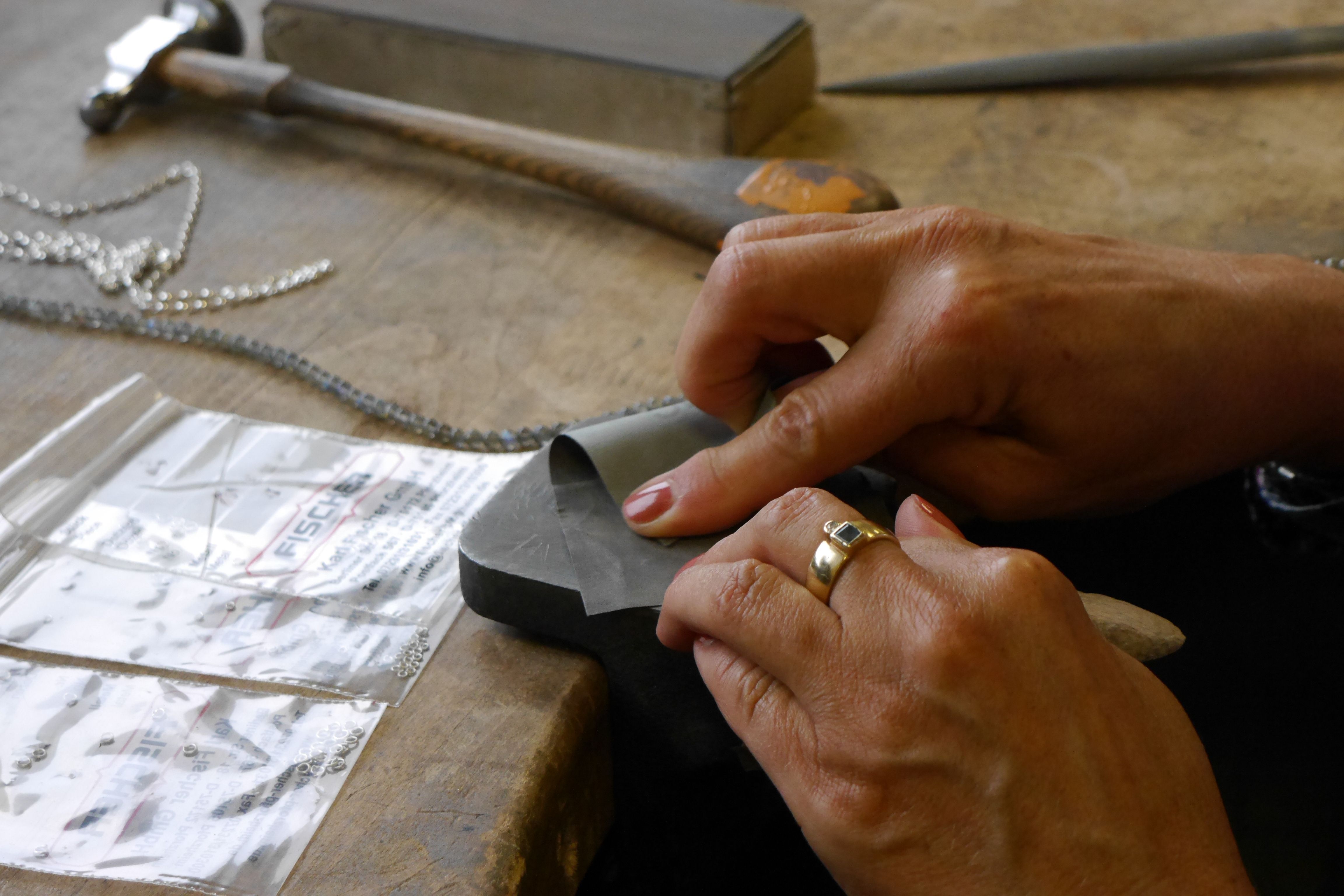 Bild vom Kurs Gold- und Silberschmieden mit Jutta Klingebiel