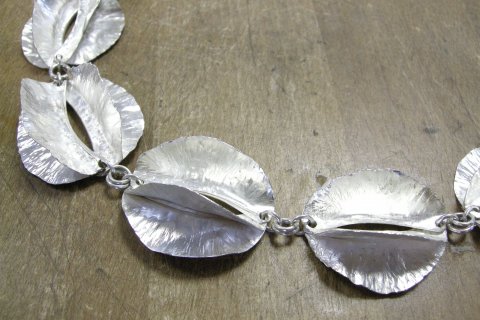 Ausschnitt von einem Halsschmuck in Silber einer Teilnehmerin 